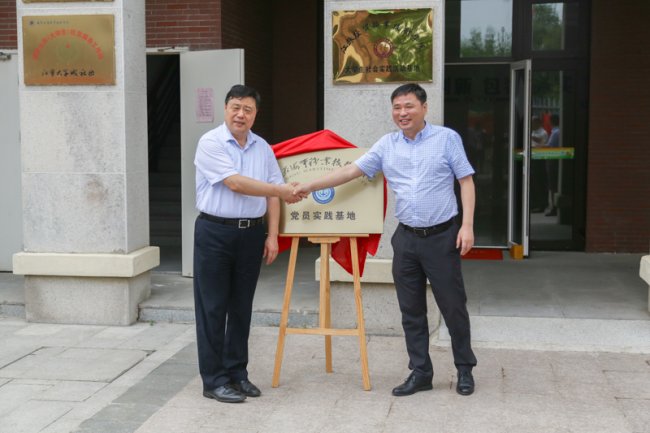 马长世书记与俞有兵书记共同为我校大学城社区党员实