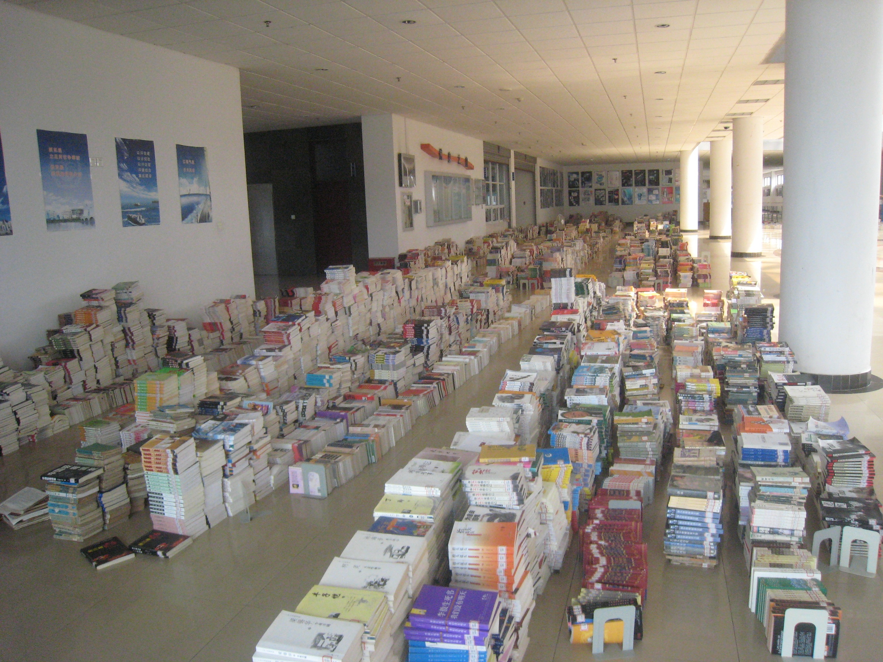 图书馆暑期书库调整工作圆满完成